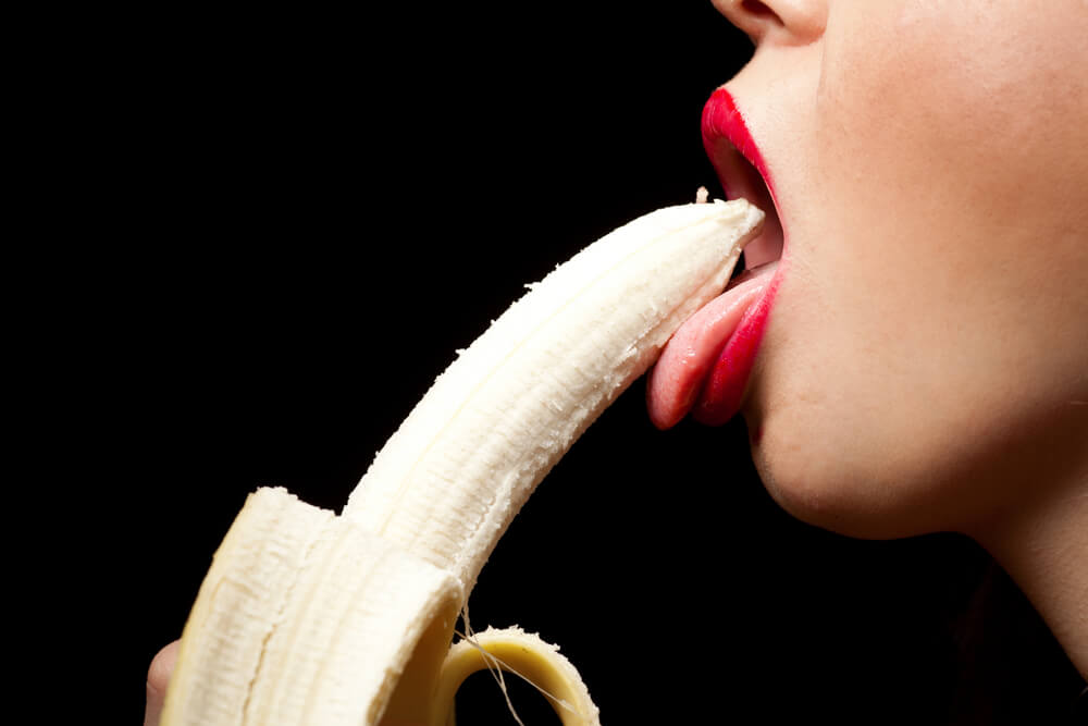 Frau isst Banane